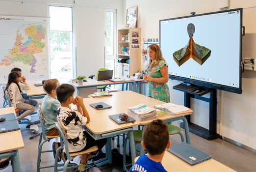 TS Ultra kijkhoek Teacher teaches students on the Prowise Touchscreen Ultra